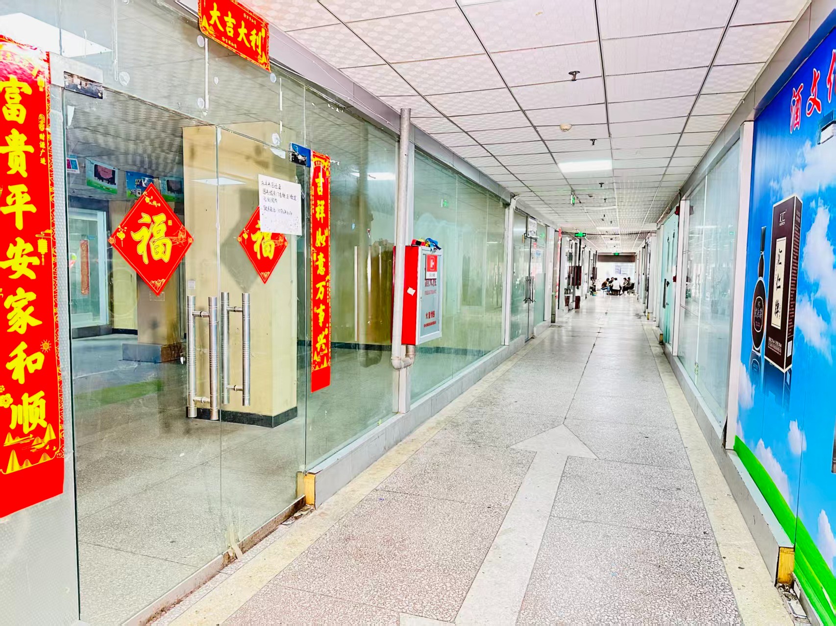 汉魏大道园区位于洛阳市老城区春都路商贸核心区域，周边商业氛围成熟，交通便利，配套完善。依托传统副食品商贸资源，园区具备良好的经营基础和人气优势，是企业办公、商品展示、批发零售及创业发展的理想选择。